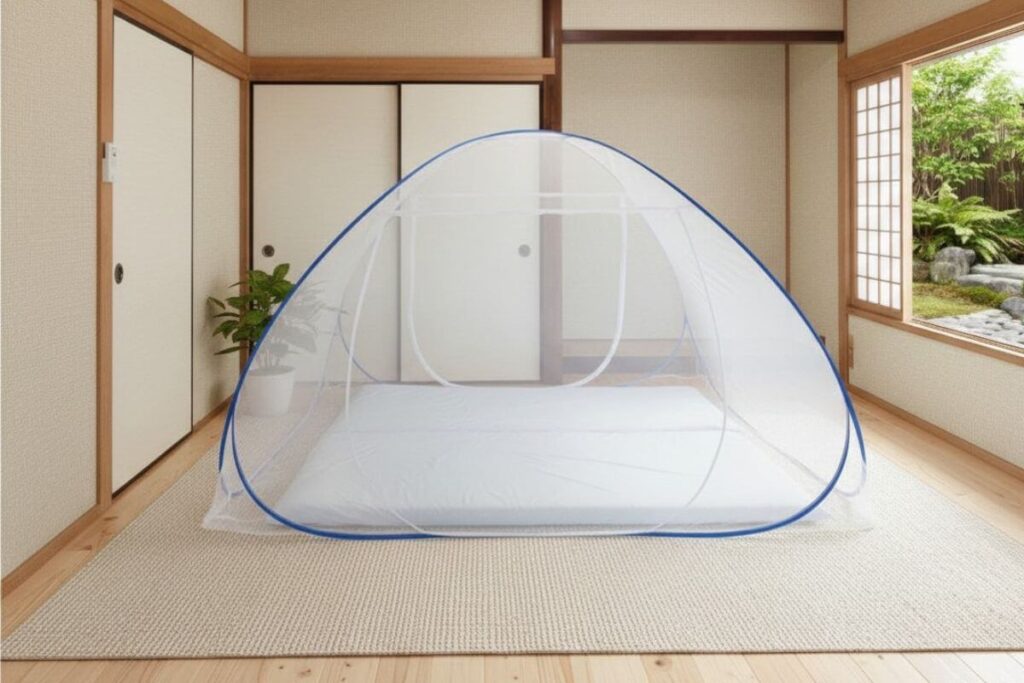 明るい和室の畳の上に広げられた、敷布団2枚がすっぽり入るワンタッチ式のドーム型蚊帳⁠